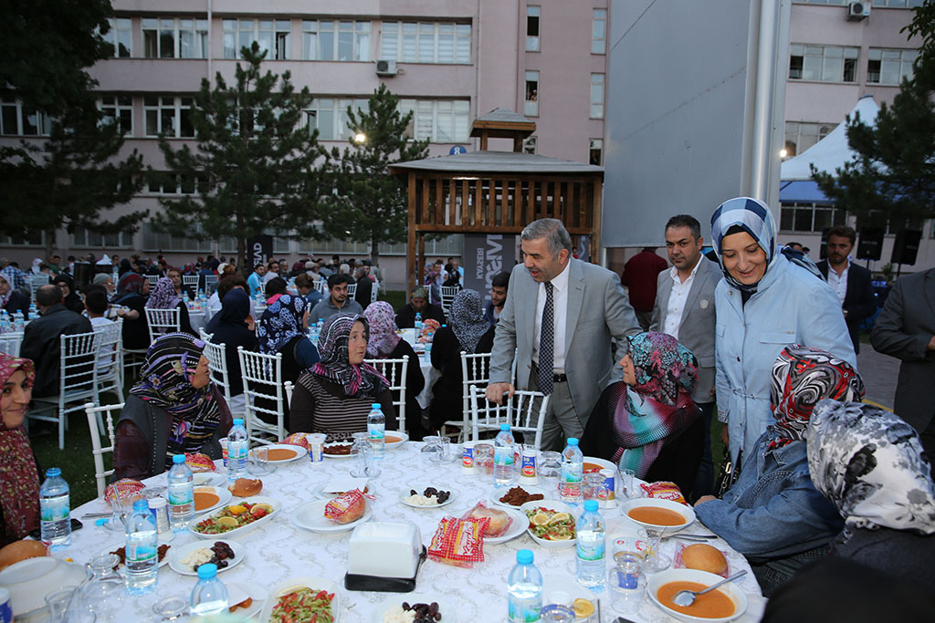 Hasta ve Hasta Yakınlarıyla İftar Yaptı