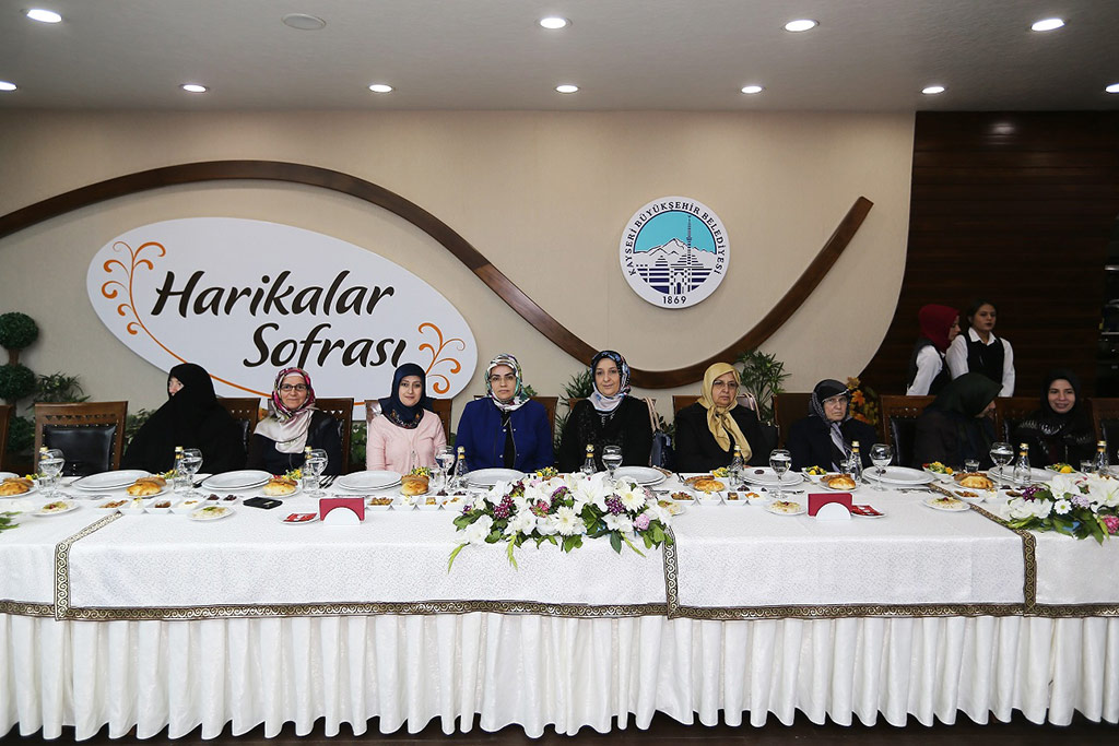 Kuran Kursu Öğrencilerine Çelik'ten İftar