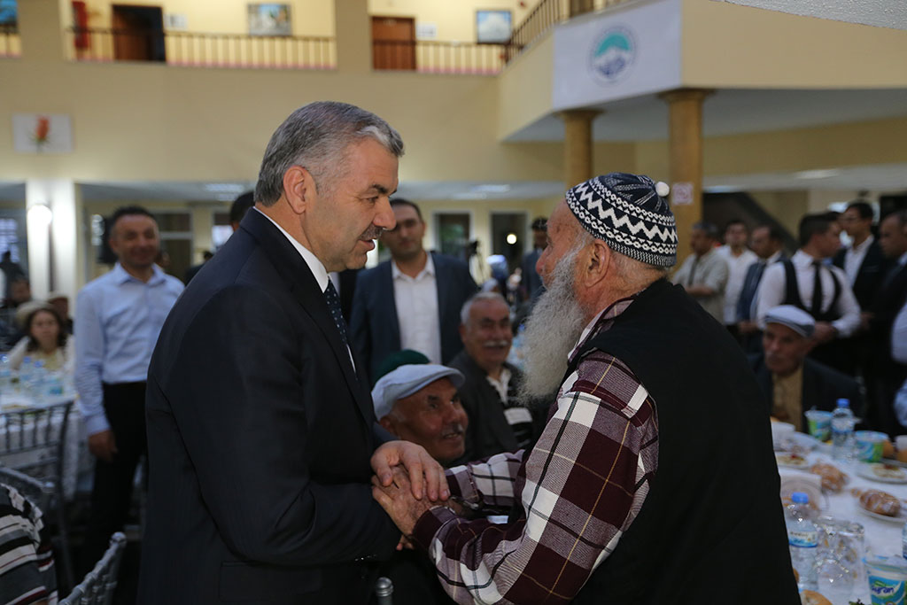 Başkan Çelik Huzurevi'nde İftar Açtı