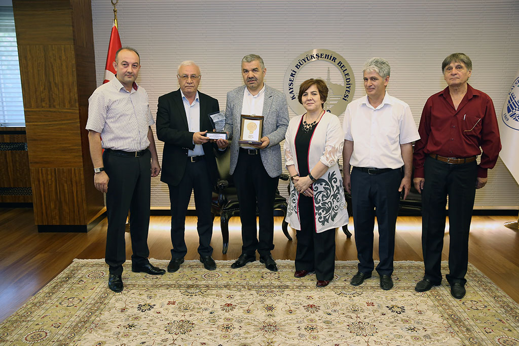 Çerkeslerden Başkan Çelik'e Takdir ve Plaket