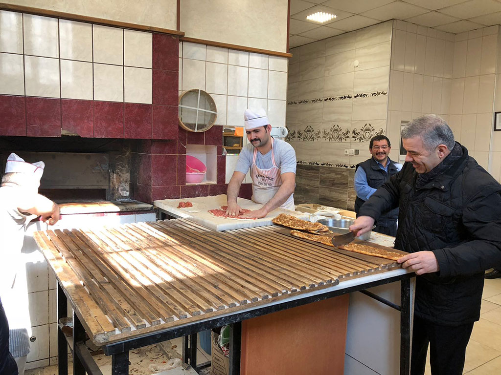 Başkan Çelik'ten İşçilere Pazar Sürprizi 