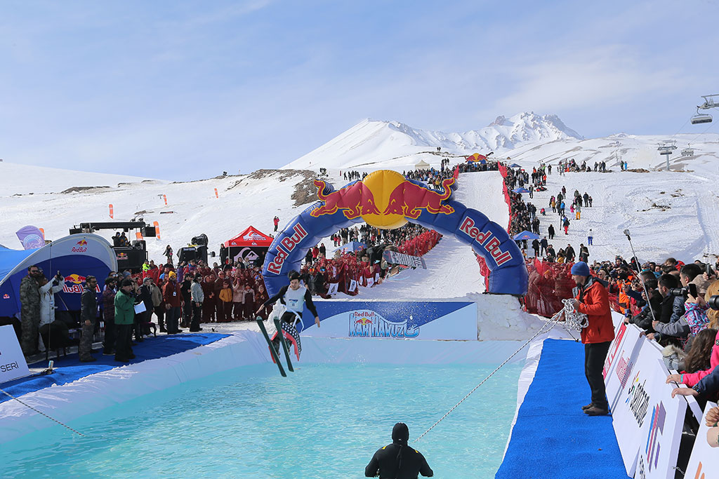 Erciyes'te Sıra Dışı Kostümler Yarıştı