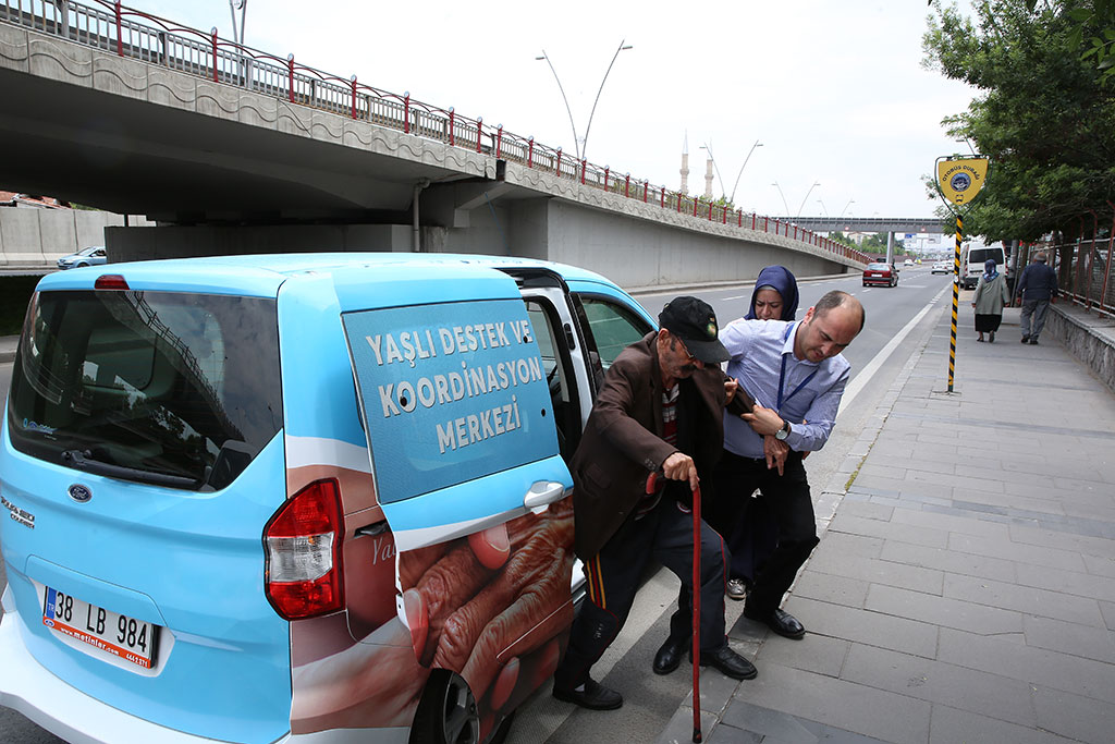 Büyükşehir'den Yaşlılara Özel Seçim Hizmeti