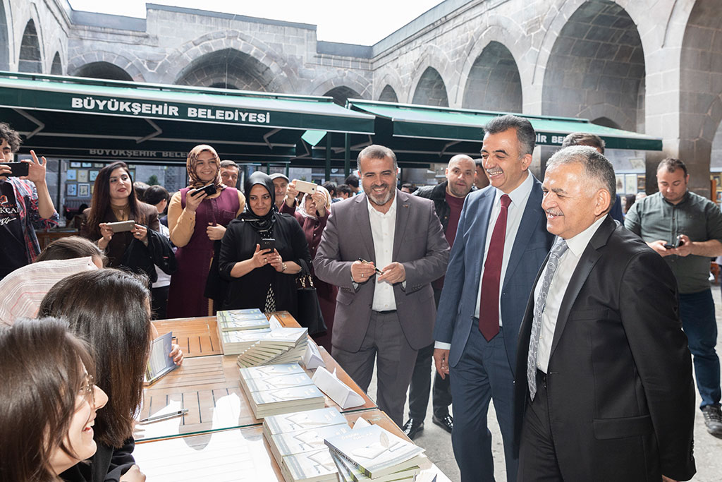 Başkan'dan Genç Yazarlara Teşvik