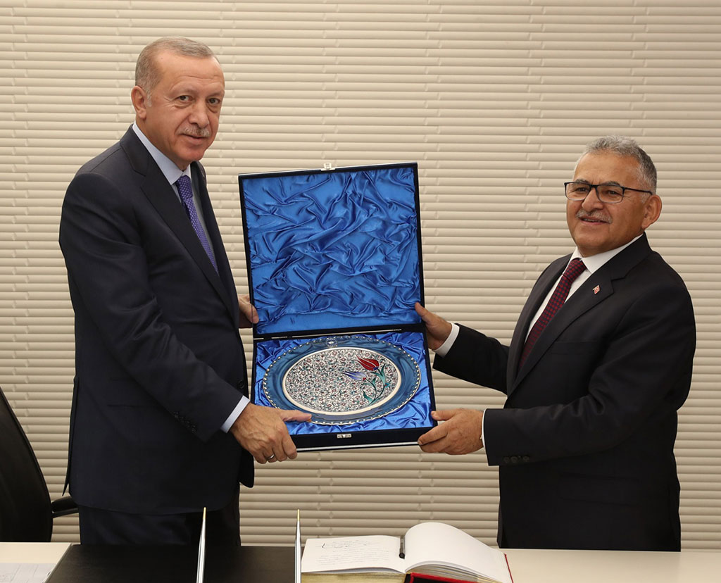 Cumhurbaşkanı Erdoğan, Büyükşehir Belediyesini Ziyaret Etti
