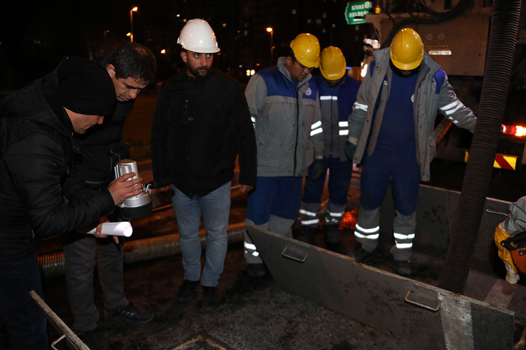 KASKİ'den Mazgallara Çöp Atmayın Uyarısı
