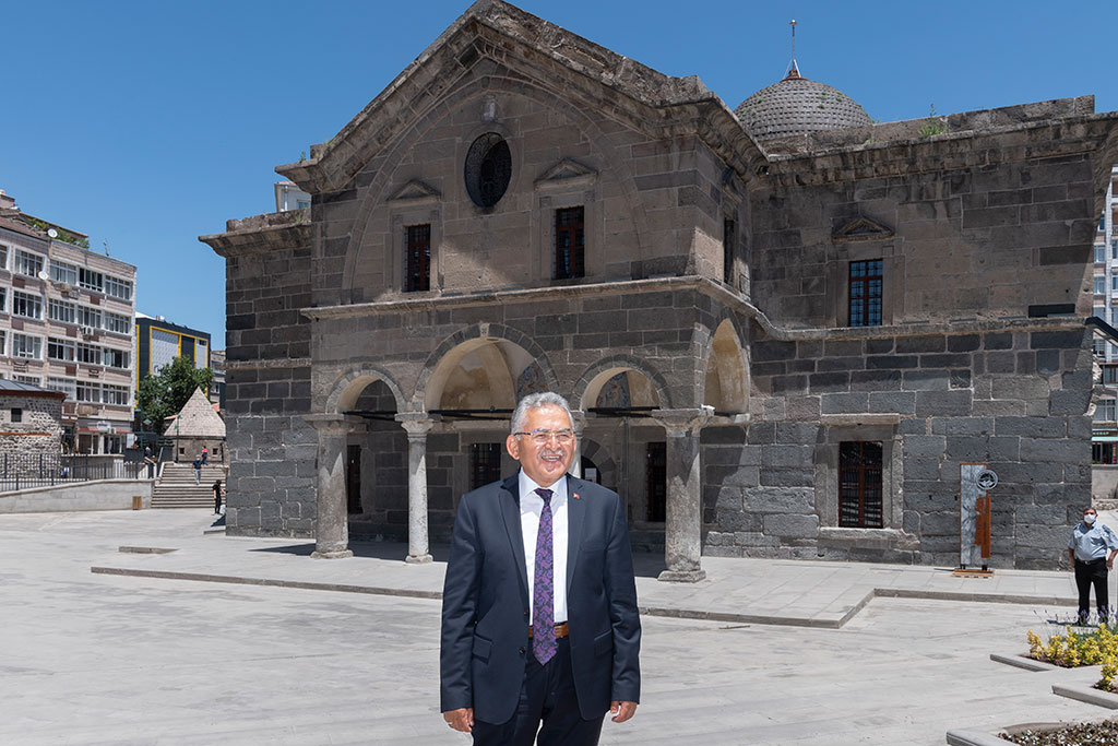 Başkan Büyükkılıç Şehir Kütüphanesi'ni Gezdi