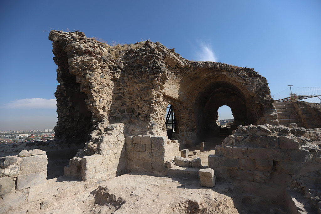 Büyükşehir, Selçuklu Mirası Kızıl Köşk'ü Restorasyona Hazır Hale Getirdi