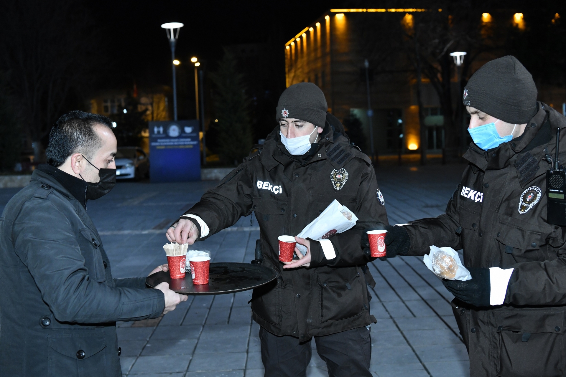 Büyükşehir’den Soğuk Kısıtlama Gününde Sıcak Davranış