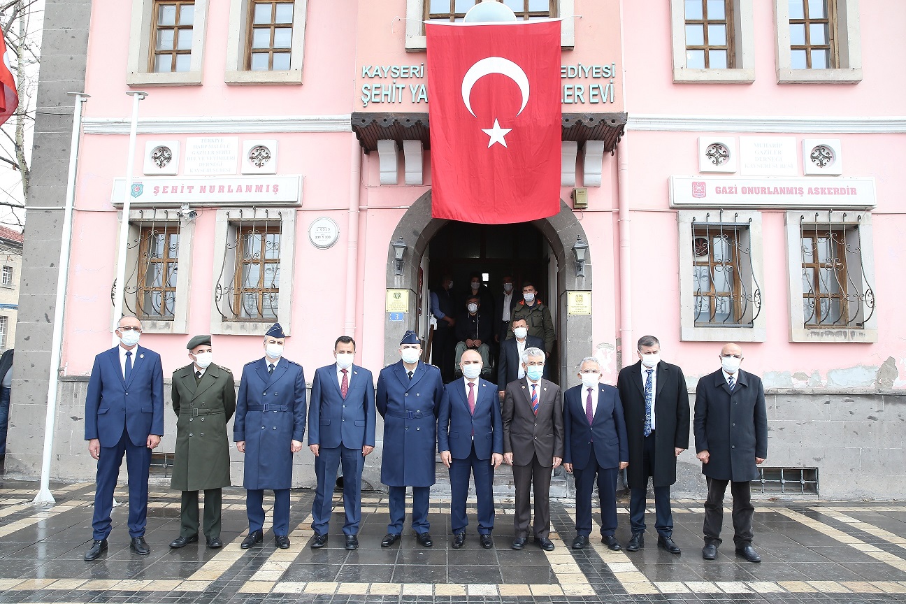 Başkan Büyükkılıç’tan Şehitlere Dua ve Karanfil