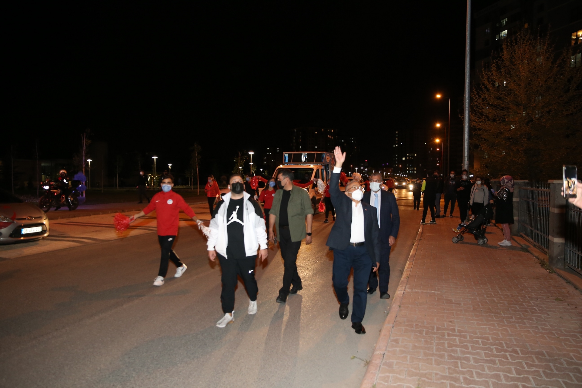 Başkan Büyükkılıç’tan Vatandaşlara Gece Sürprizi