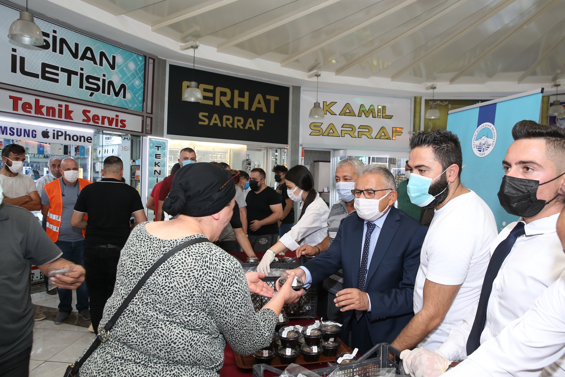Başkan Büyükkılıç Aşure Dağıttı, Esnaf ve Vatandaşla Buluştu