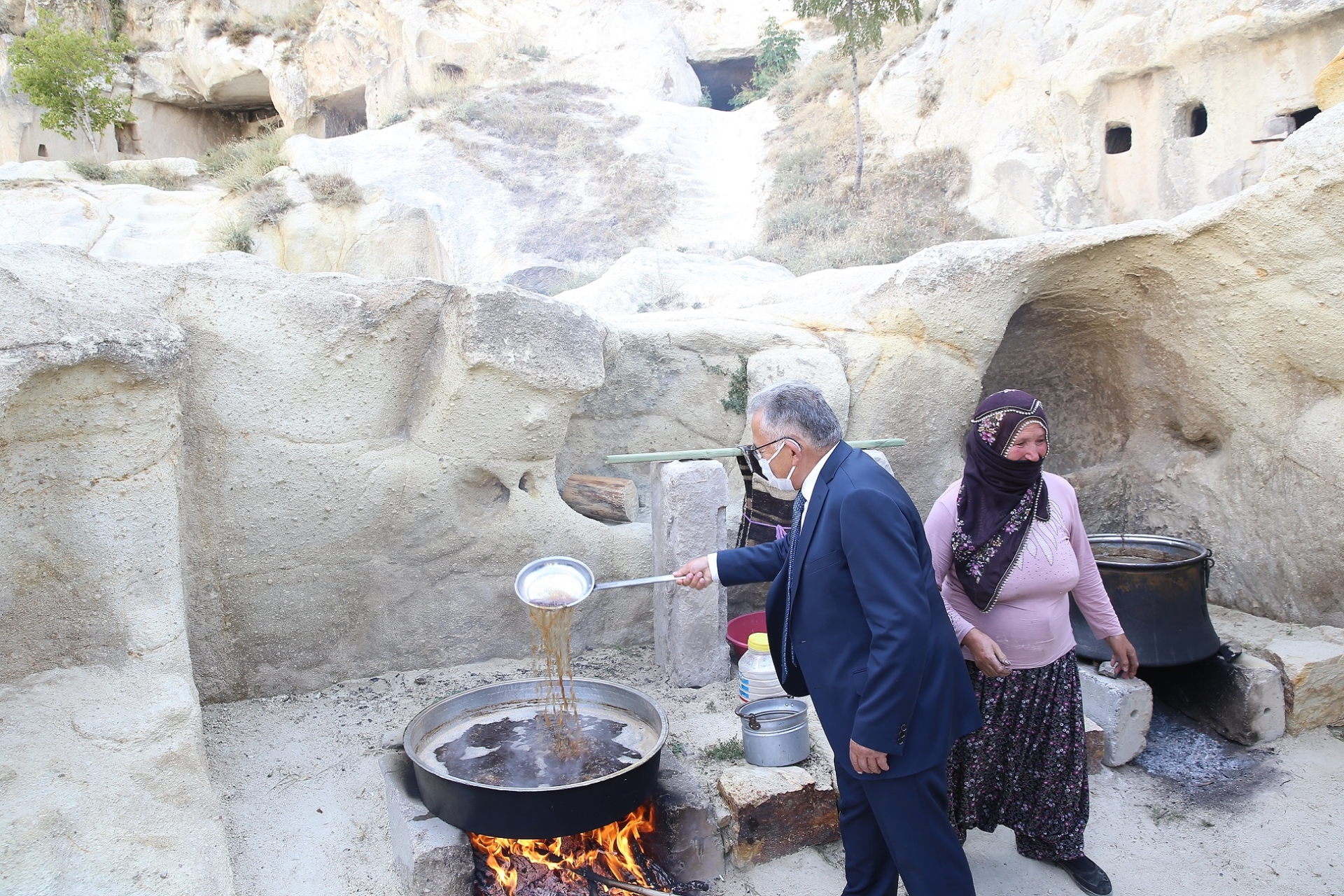 Başkan Büyükkılıç, Ürgüp’te Bağ Bozumuna Katılıp, Pekmez Kaynattı