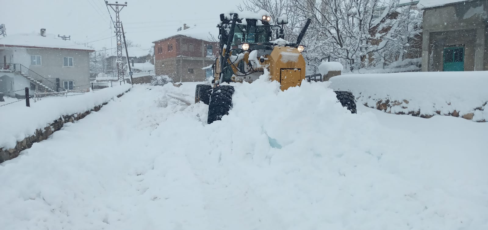 153 Mahalle Yolunu Daha Ulaşıma Açan Büyükşehir, Kapalı Kırsal Mahalle Yolu Bırakmadı