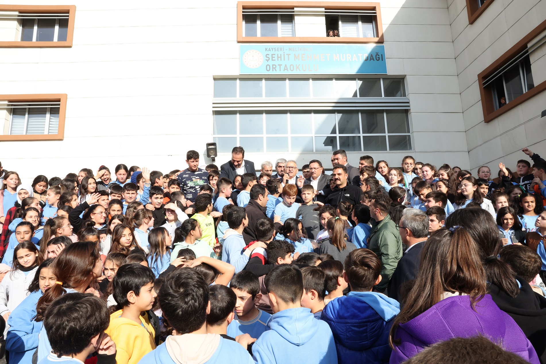 Başkan Büyükkılıç ve Vali Çiçek Öğretmenlerle Buluştu, Öğrencilerle Kucaklaştı