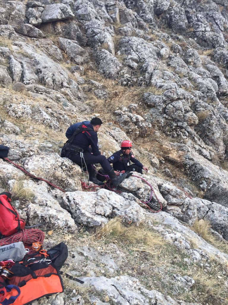 Büyükşehir İtfaiyesi’nden 3 Saatlik Keçi Kurtarma Operasyonu
