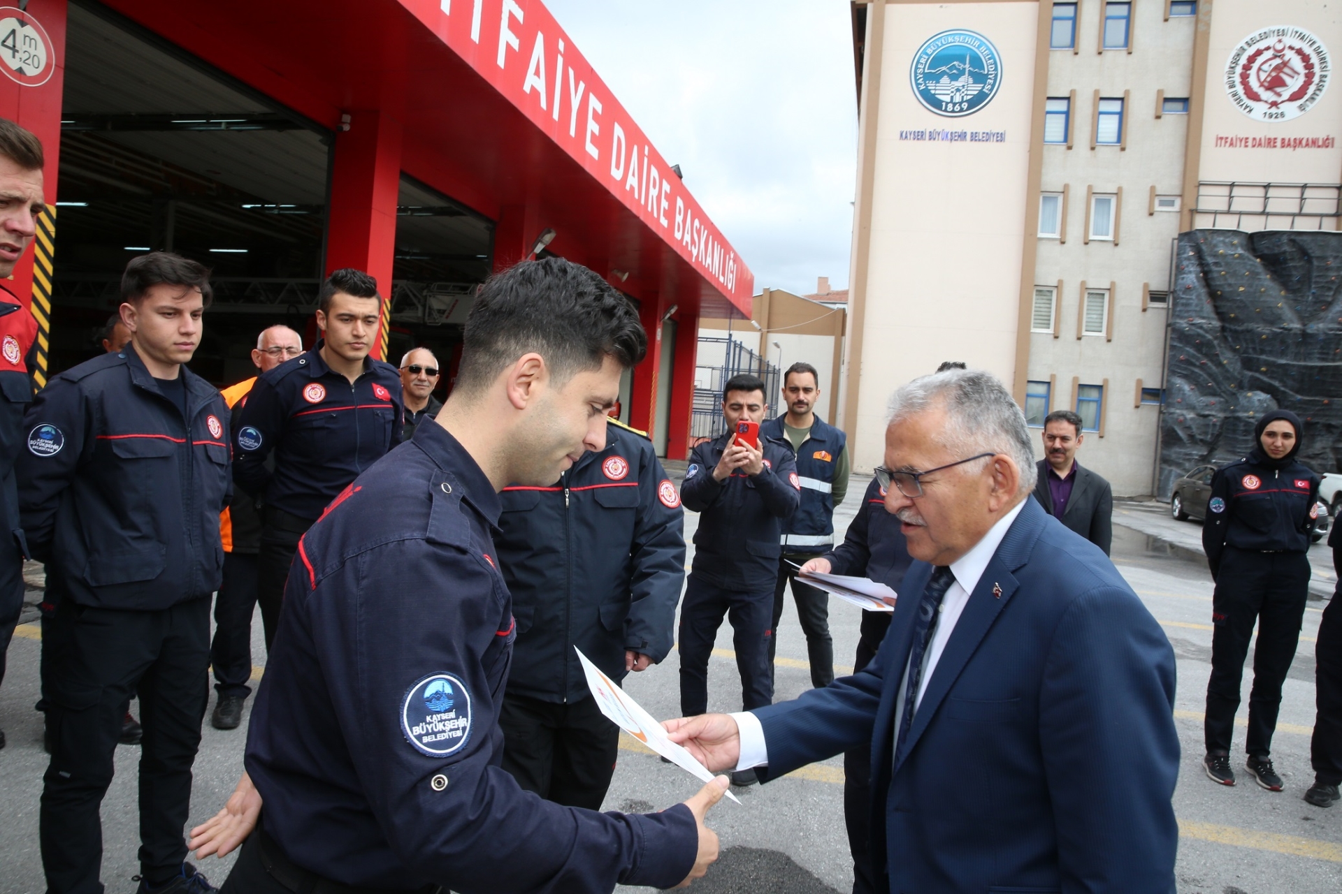 Başkan Büyükkılıç, Erciyes Tatbikatı’na Katılan İtfaiye Ekiplerine Belgelerini Verdi