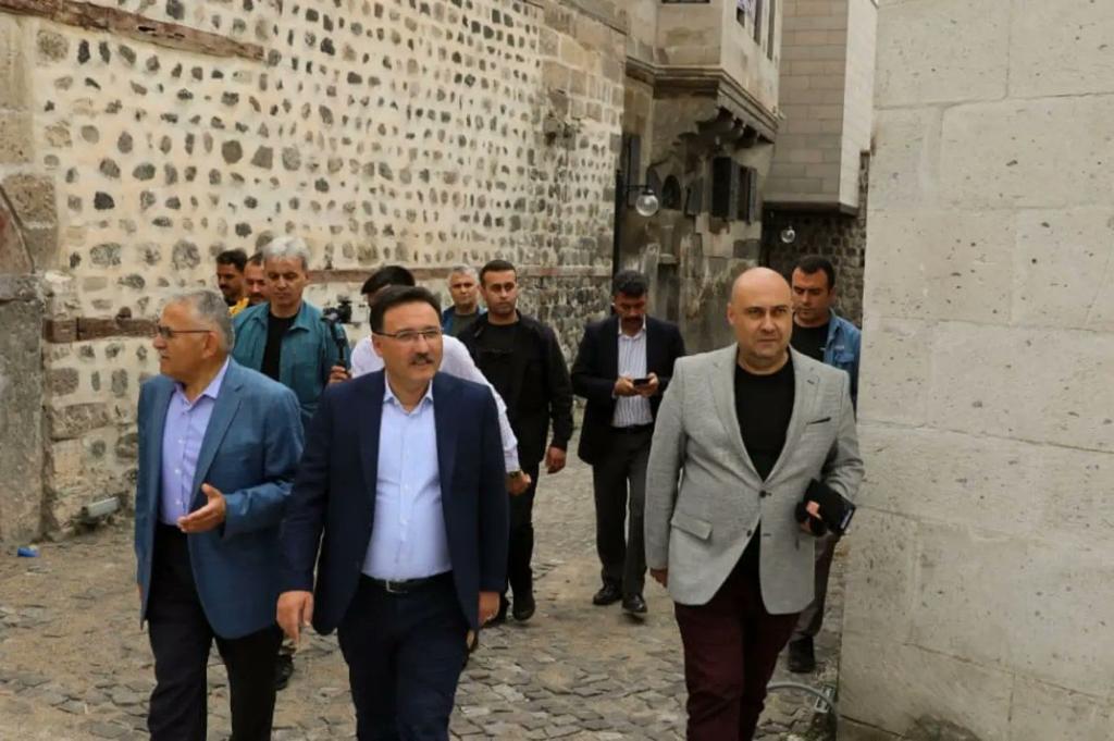 Başkan Büyükkılıç, Vali Çiçek'e Tarihi Kayseri Mahallesi'ni Anlattı