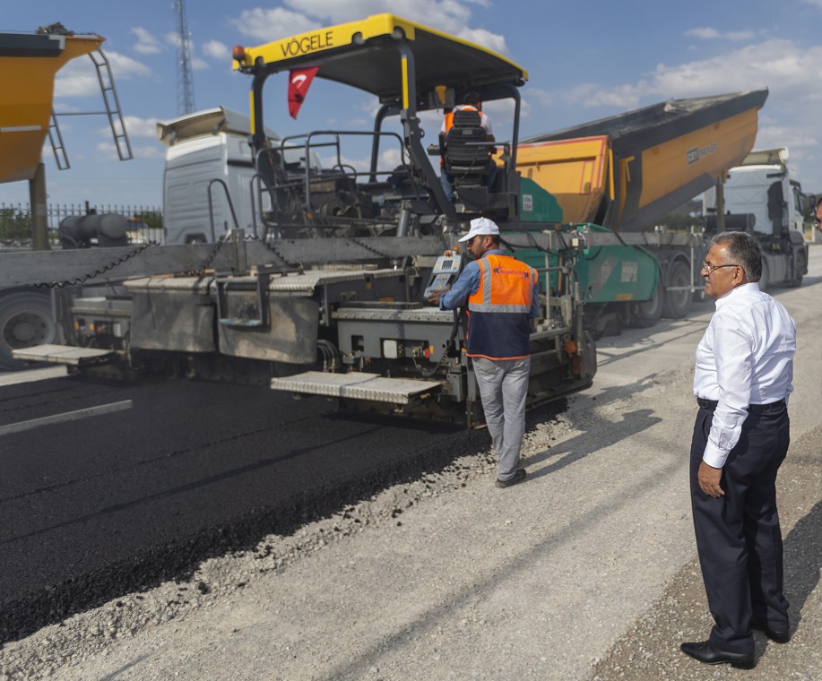 Büyükkılıç Başkanlığındaki Büyükşehir’den Günde 500 Ton Asfalt
