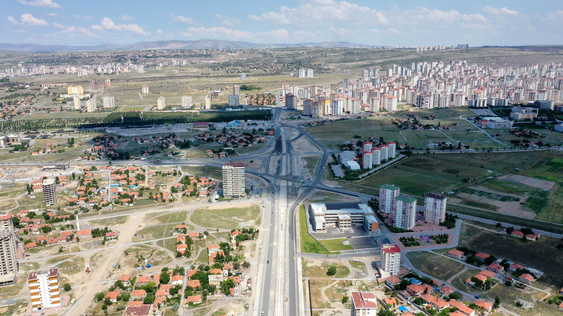 Büyükşehir’in Talas Yeni Raylı Sistem Hattı Üzerinde Yol ve Çevre Düzenleme Çalışmaları Sürüyor