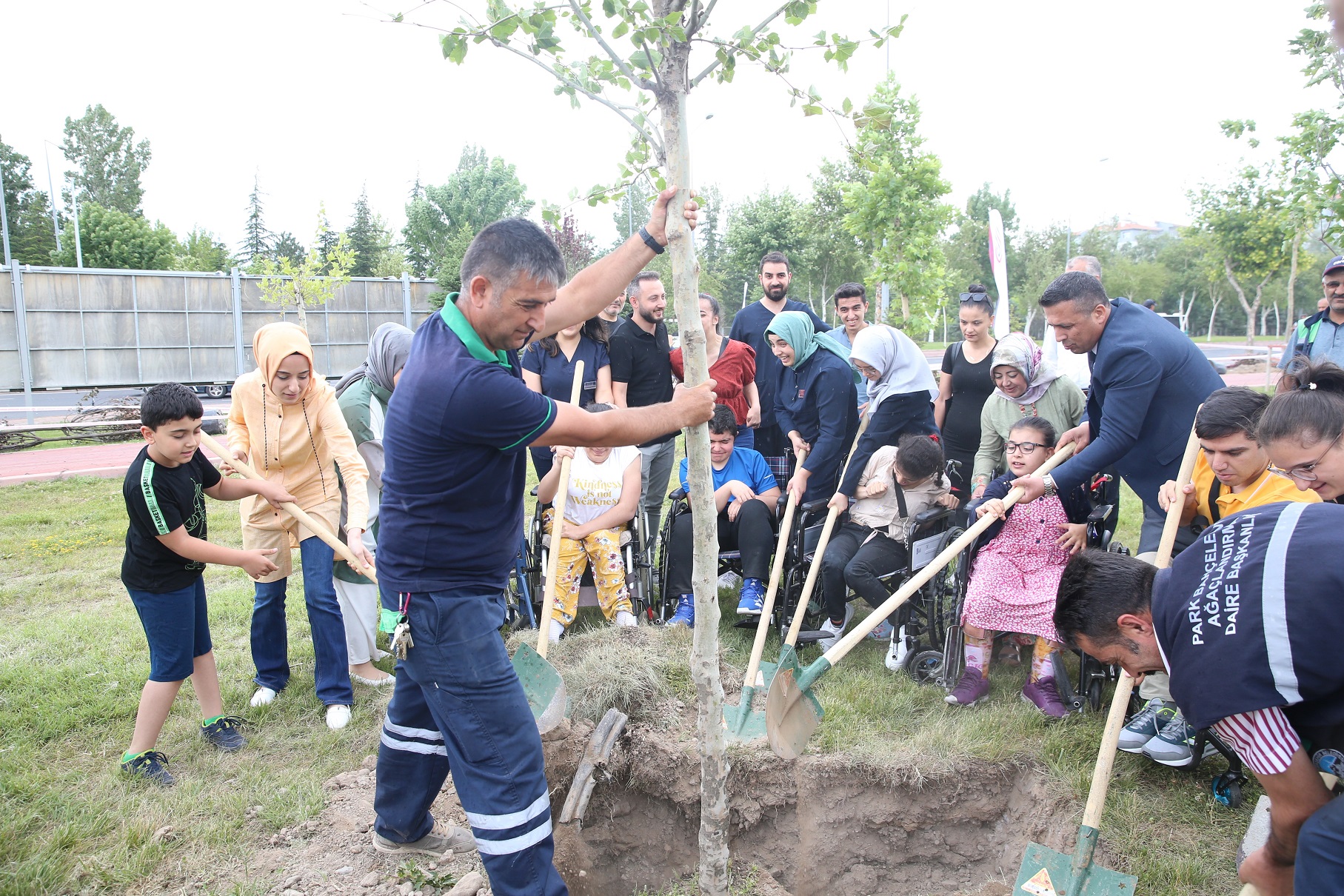 Türkiye’nin En Kapsamlı Engelsiz Yaşam Merkezinde 200 Adet Ağaç Dikildi