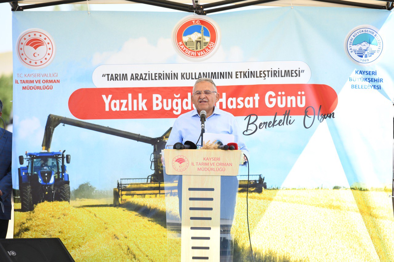 Başkan Büyükkılıç ile Vali Çiçek, Biçerdöver Kullanarak Buğday Hasadı Yaptı