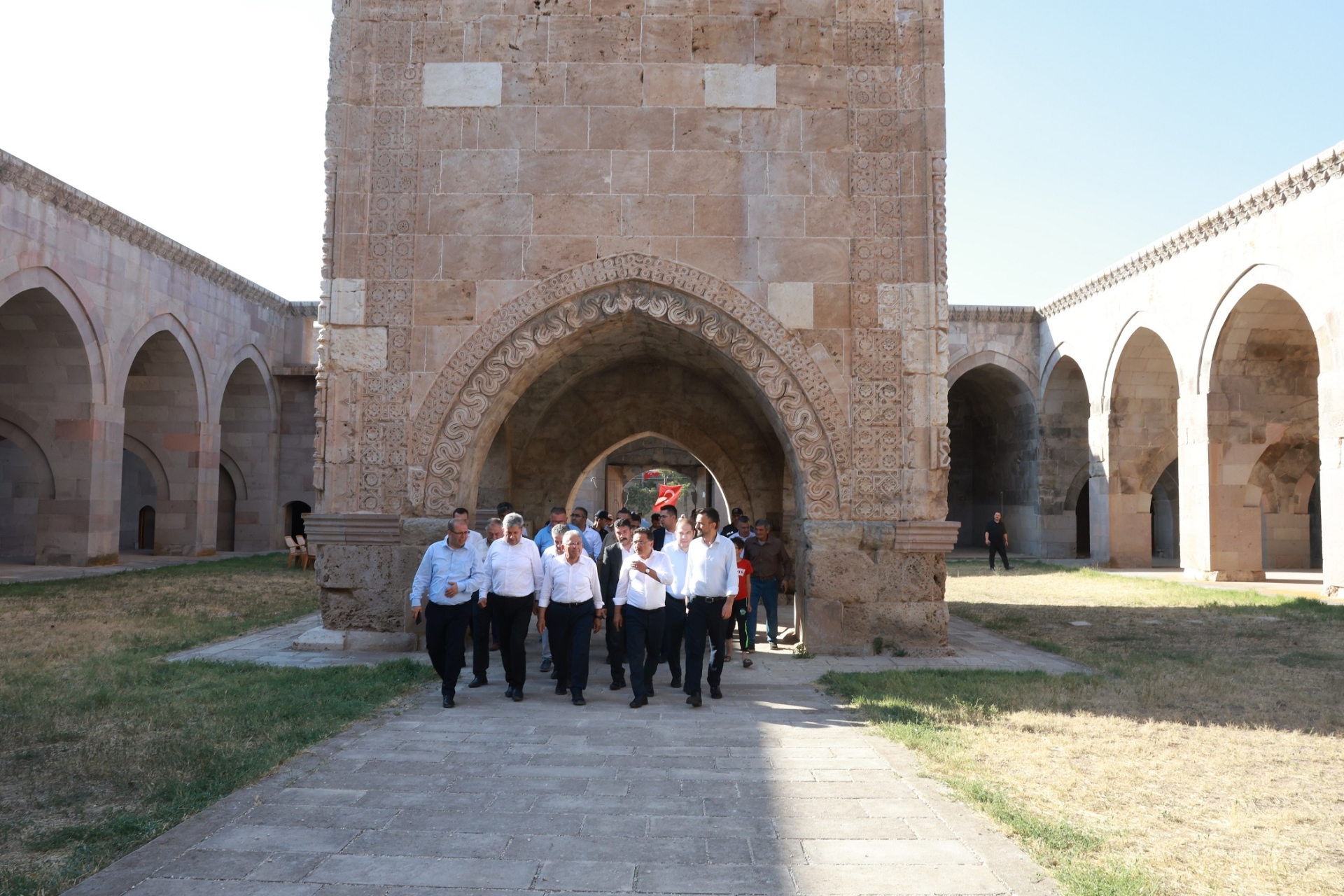 Başkan Büyükkılıç, Karatay Hanı’nın Ardından Sultan Hanı’nı da Turizme Kazandıracak