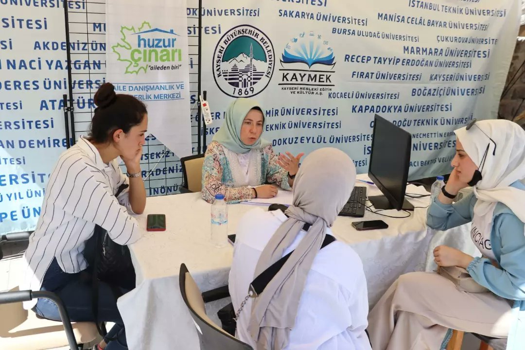 Büyükşehir 15 Günde 1500 Öğrenciye Ücretsiz Danışmanlık Hizmeti Verdi