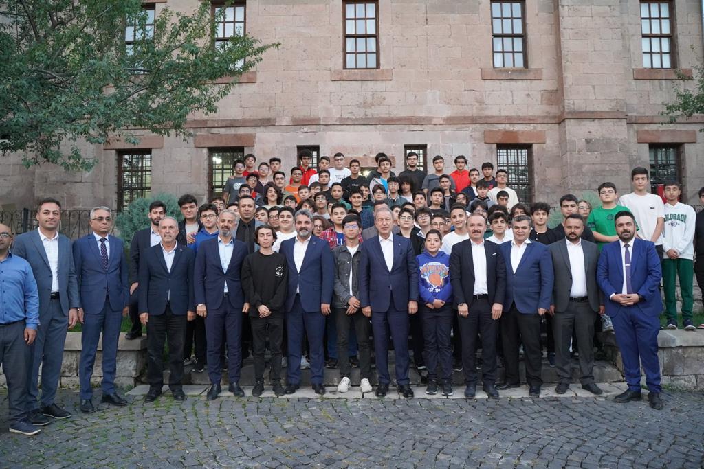 Akar, Talas Gençlik Merkezi'nde Öğrencilerle Buluştu