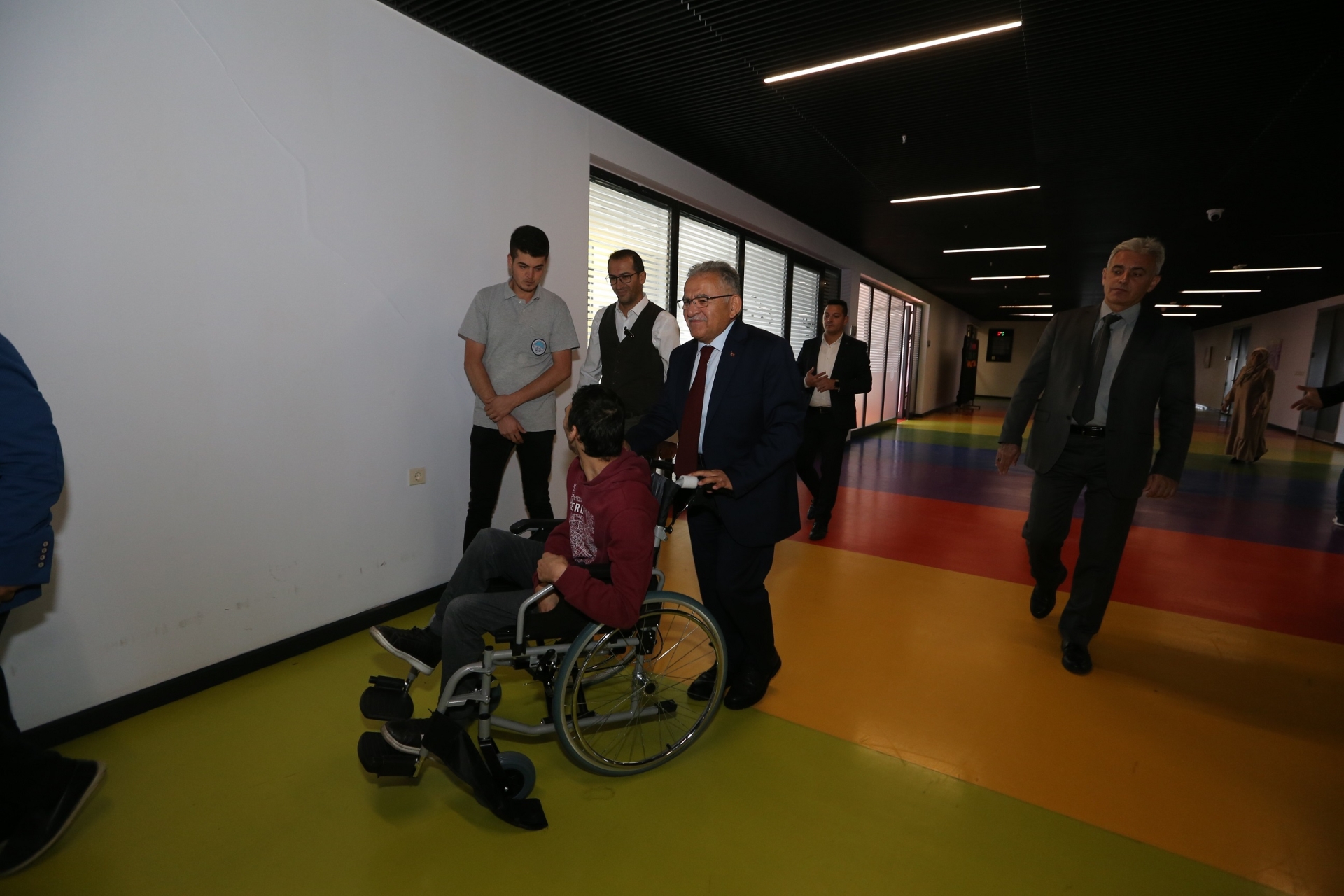 Başkan Büyükkılıç, Engelleri Ortadan Kaldıran Merkeze Yüzme Havuzu Kazandırdı