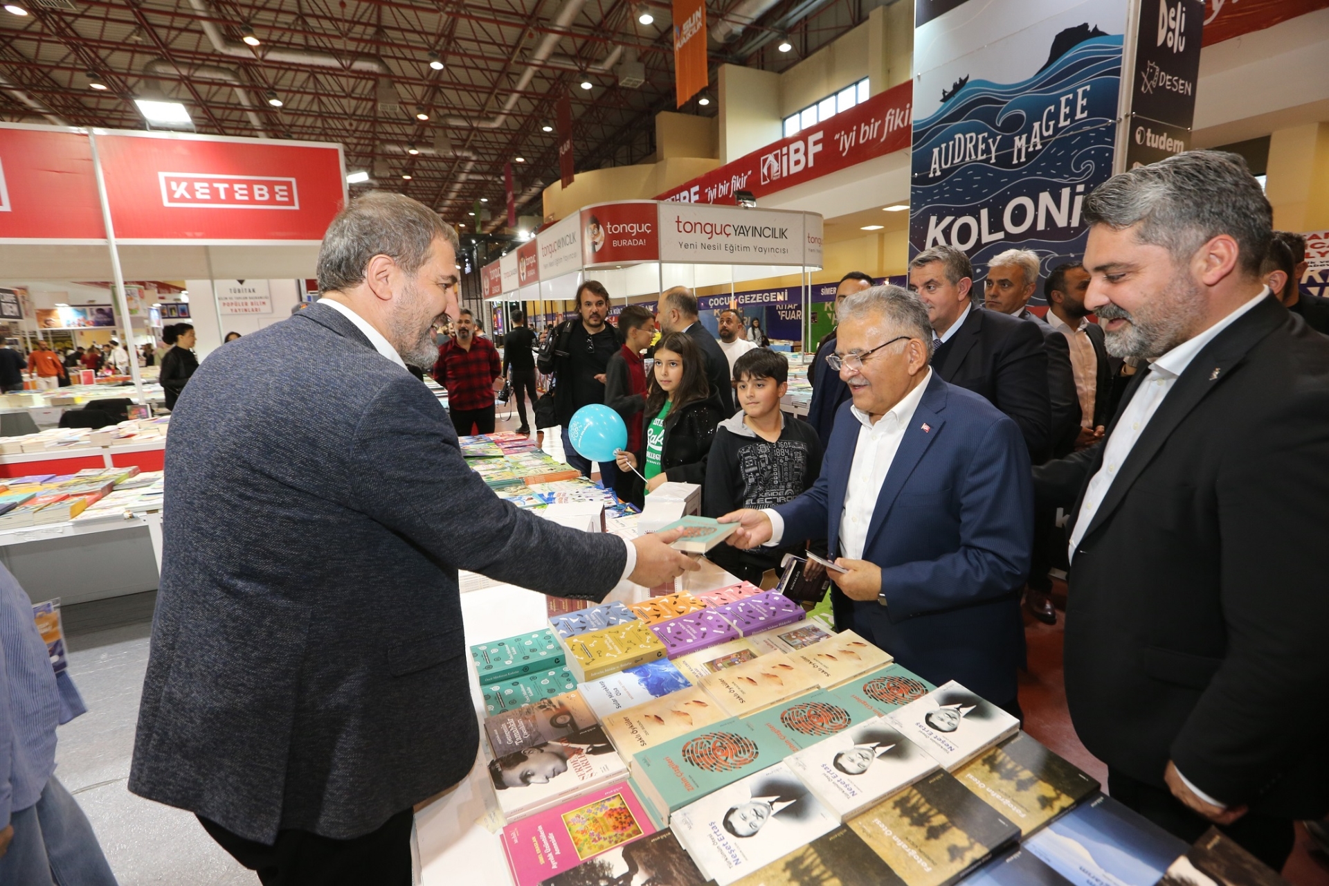 Siyasetçi ve Gazeteci Yazarlardan 6'ncı Kayseri Kitap Fuarı'na Çıkarma