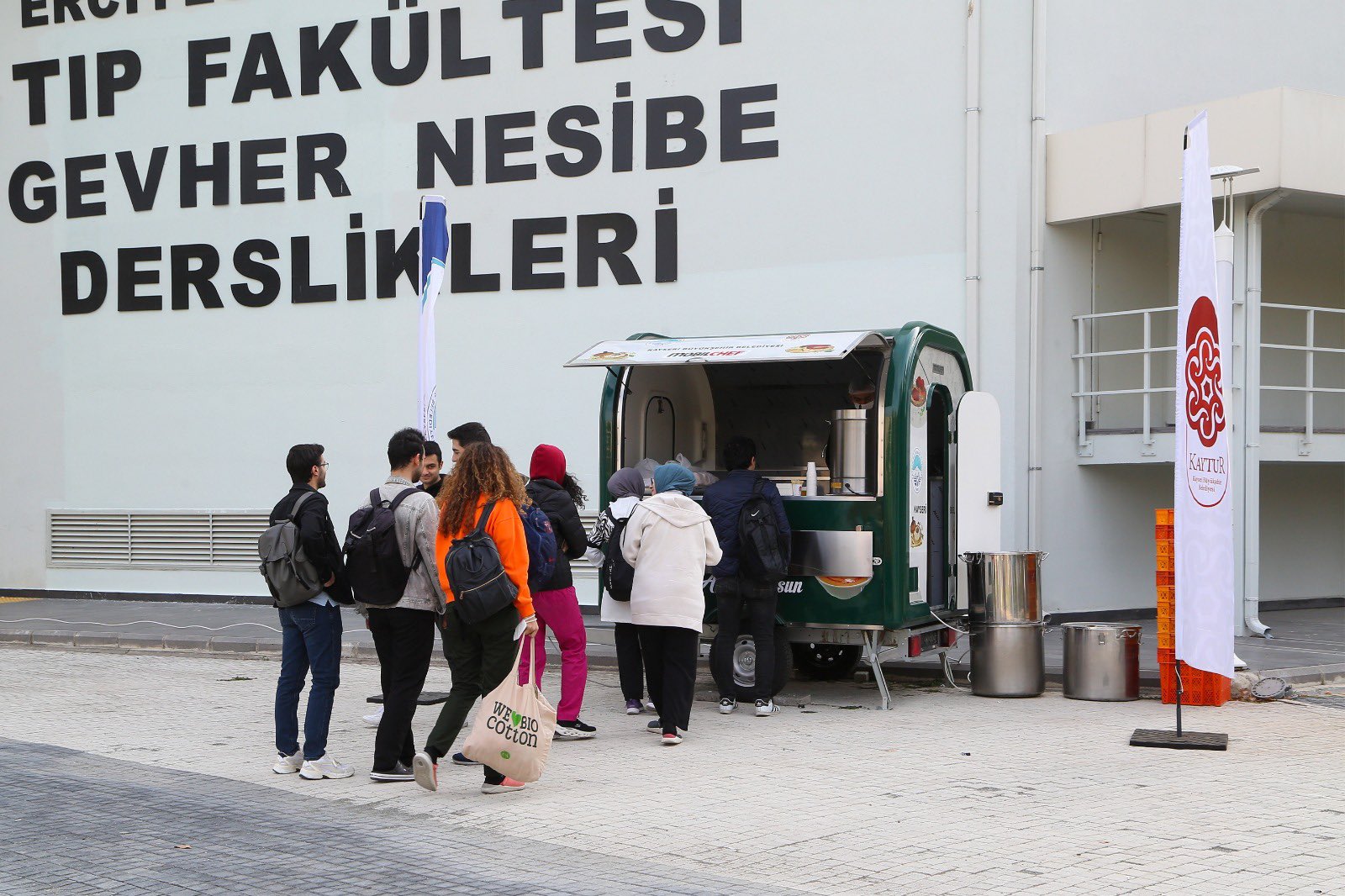 ‘Öğrenci Dostu’ Büyükkılıç’tan, ERÜ Tıp Fakültesi Öğrencilerine Sıcak Çorba Hizmeti