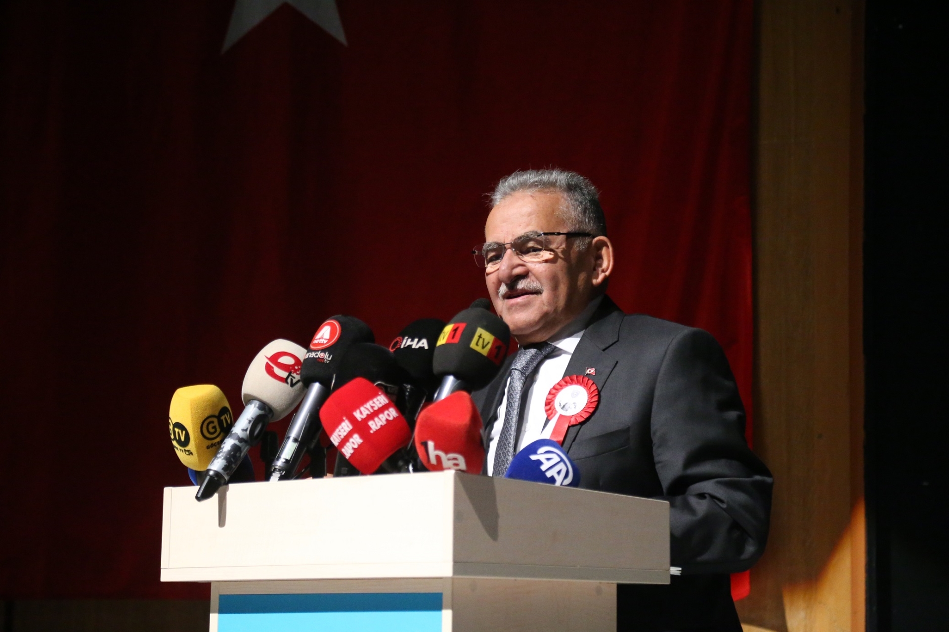 AK Parti Genel Başkan Vekili Elitaş ve Başkan Büyükkılıç 24 Kasım Öğretmenler Günü Programına Katıldı