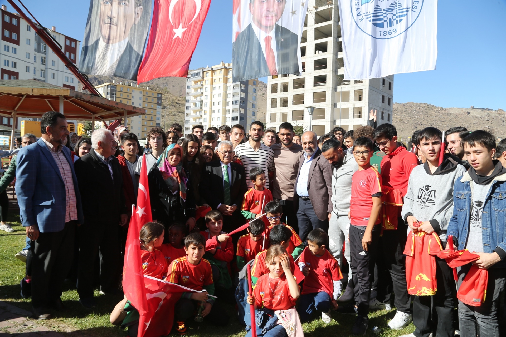 Başkan Büyükkılıç'tan Temel Atma Töreninde Miniklere 