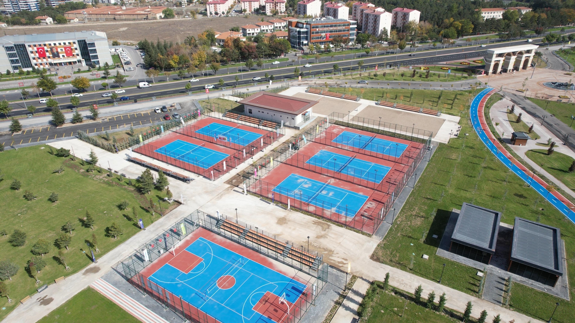 Büyükşehir’den Millet Bahçesine Tenis Kortu ve Plaj Voleybolu Tesisi