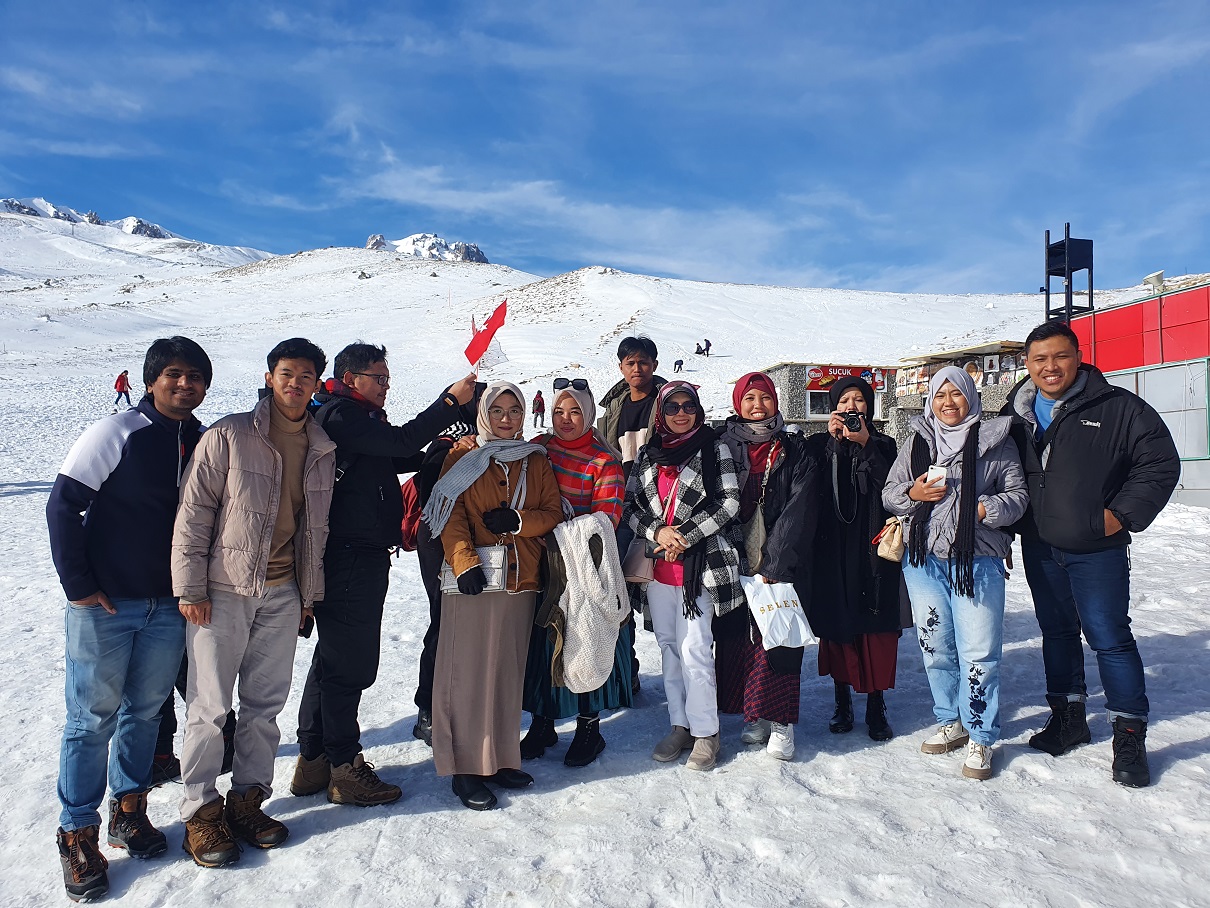 9087 Kilometre Uzaklıktan Gelen Endonezyalı Turistler Erciyes’e Hayran Kaldı
