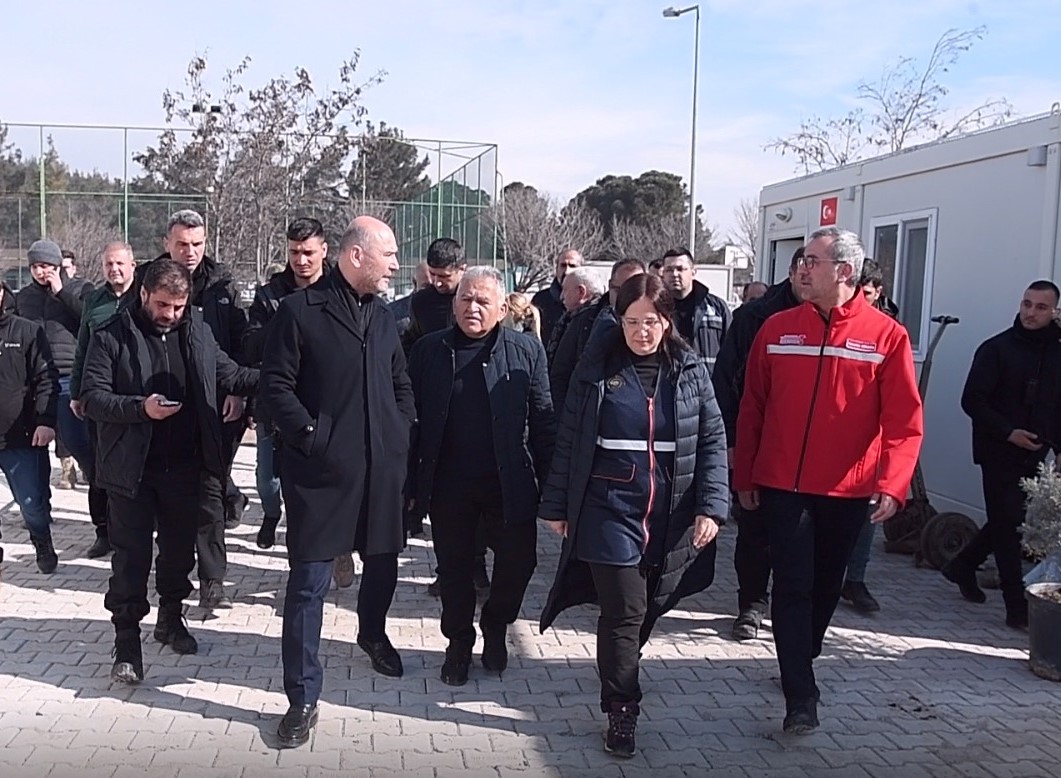 Bakan Soylu, Büyükkılıç ve Çiçek ile Birlikte Geçici Konaklama Merkezi’nde İncelemelerde Bulundu