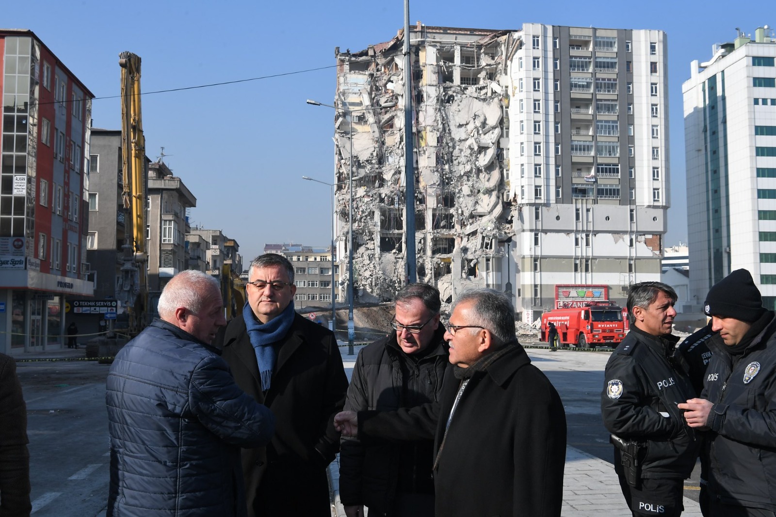 Başkan Büyükkılıç, Ağır Hasarlı Binadaki Yıkım Çalışmalarını İnceledi