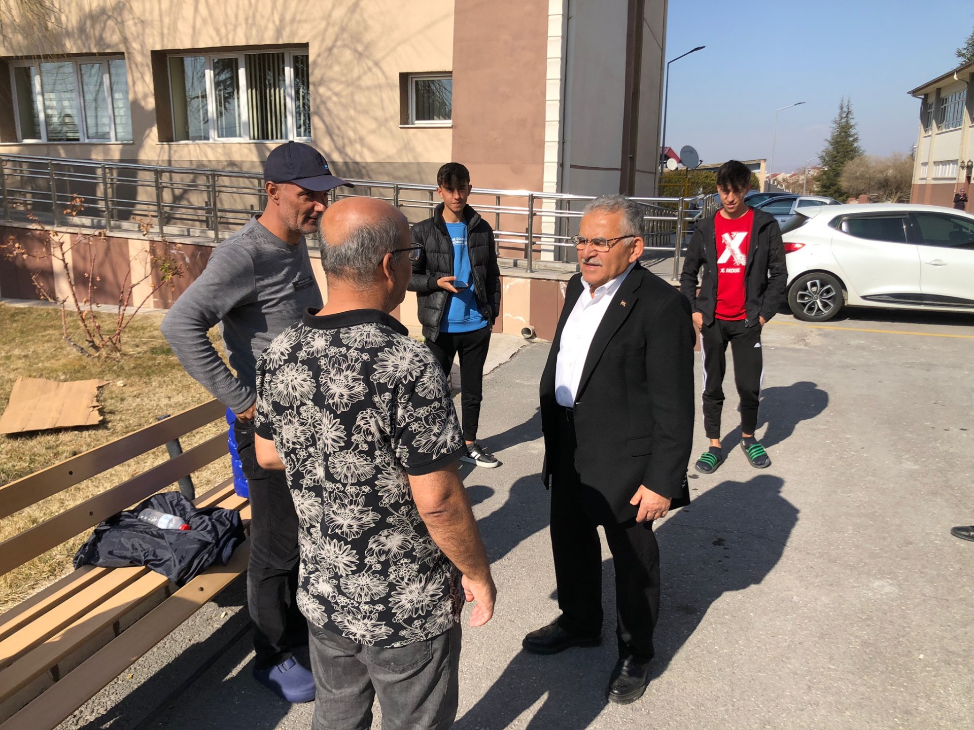 Başkan Büyükkılıç, Depremzedeleri Bir An Olsun Yalnız Bırakmıyor