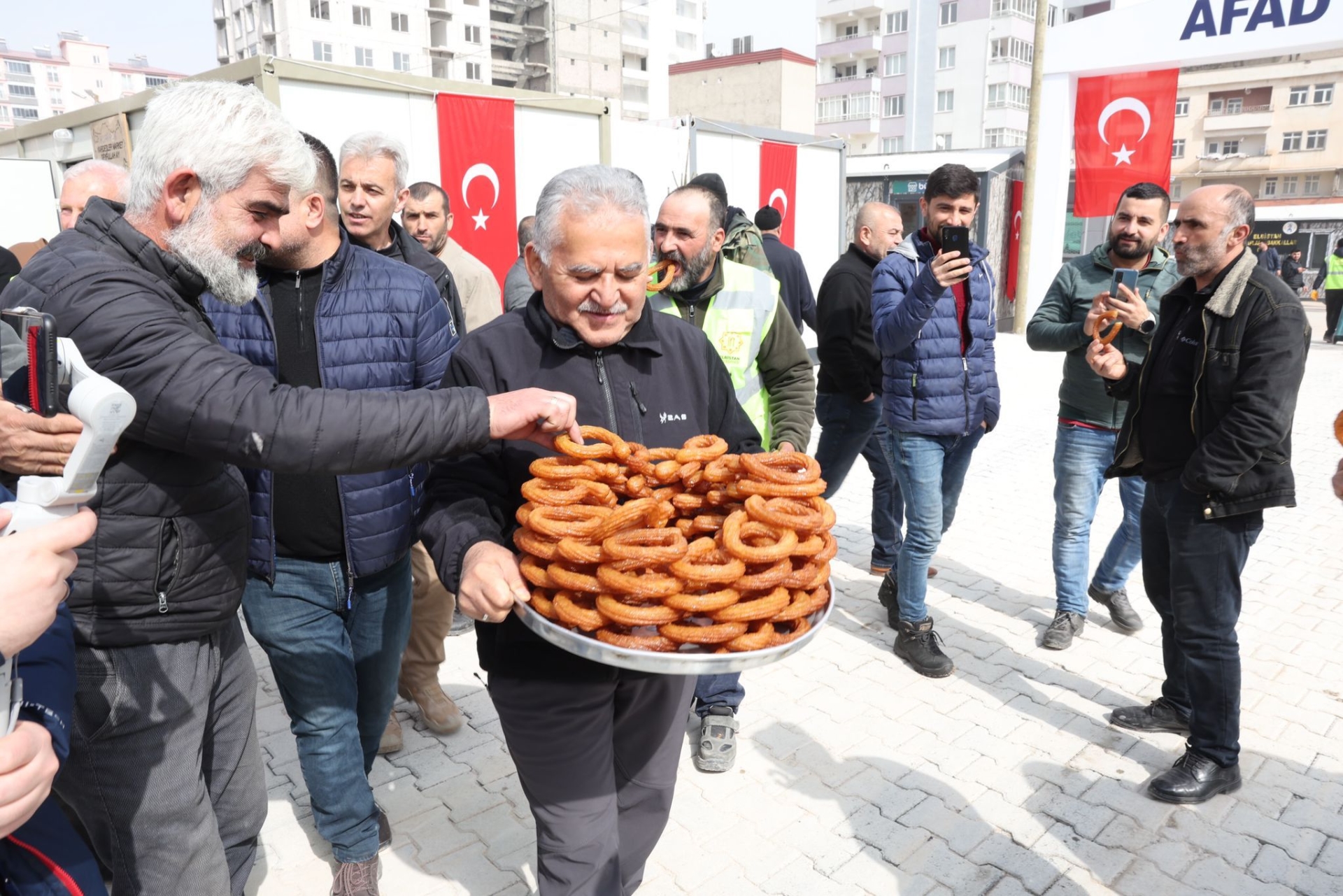 Başkan Büyükkılıç, Elbistan Kayseri Çarşısı’nın İlk Müşterisi Oldu