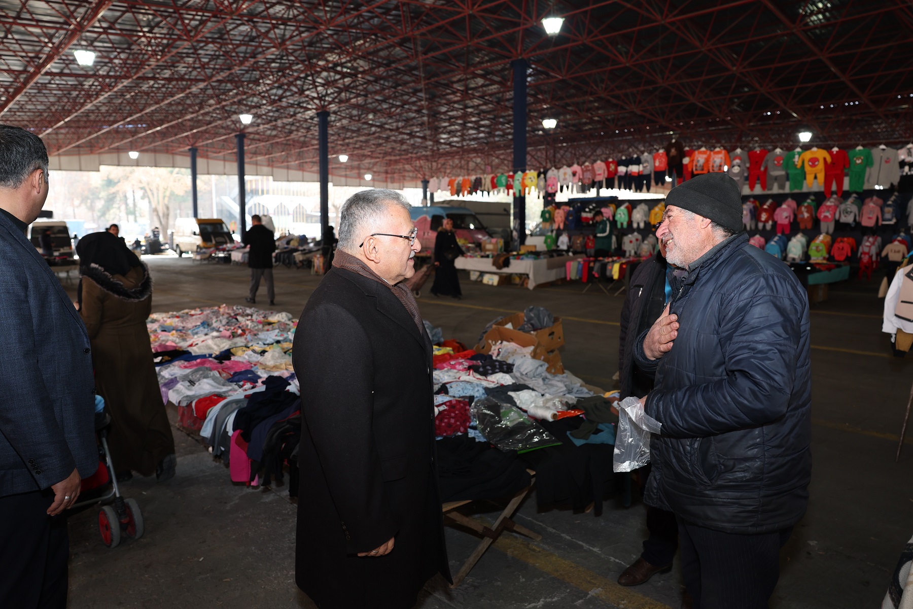 Başkan Büyükkılıç, Pazarcı Esnafı ve Vatandaşlarla Buluştu