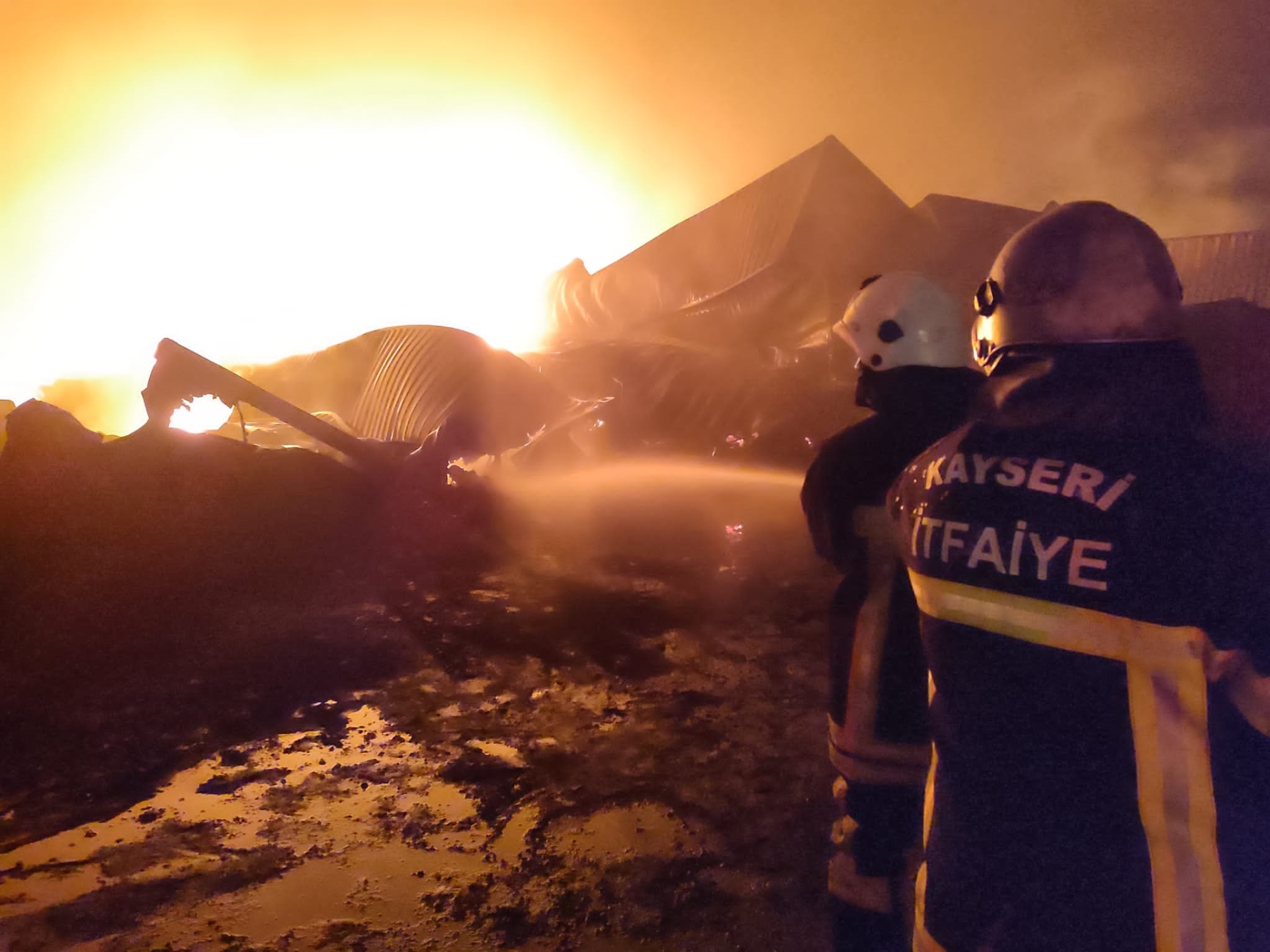 Büyükşehir İtfaiyesi İskenderun Limanı’nda Yangınla Mücadele Ediyor