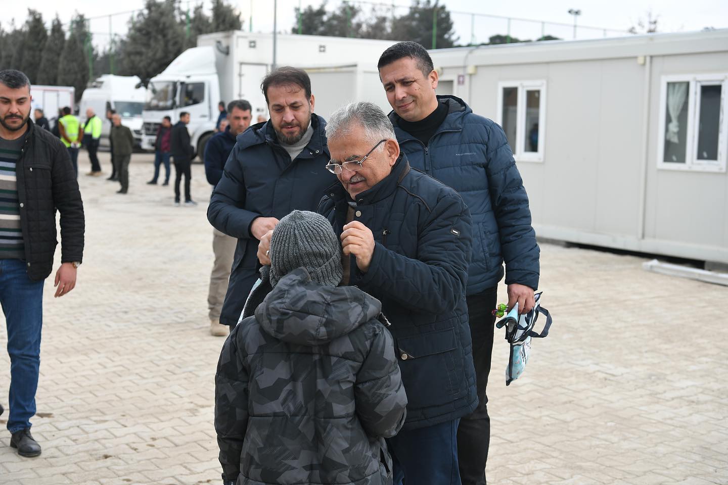 Büyükşehir KAYMEK’in El Emeği Kışlık Örgüleri Depremzedeleri Isıtıyor