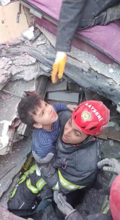 Kayseri İtfaiyesi Canla Başla Deprem Bölgesinde Hayat Kurtarıyor