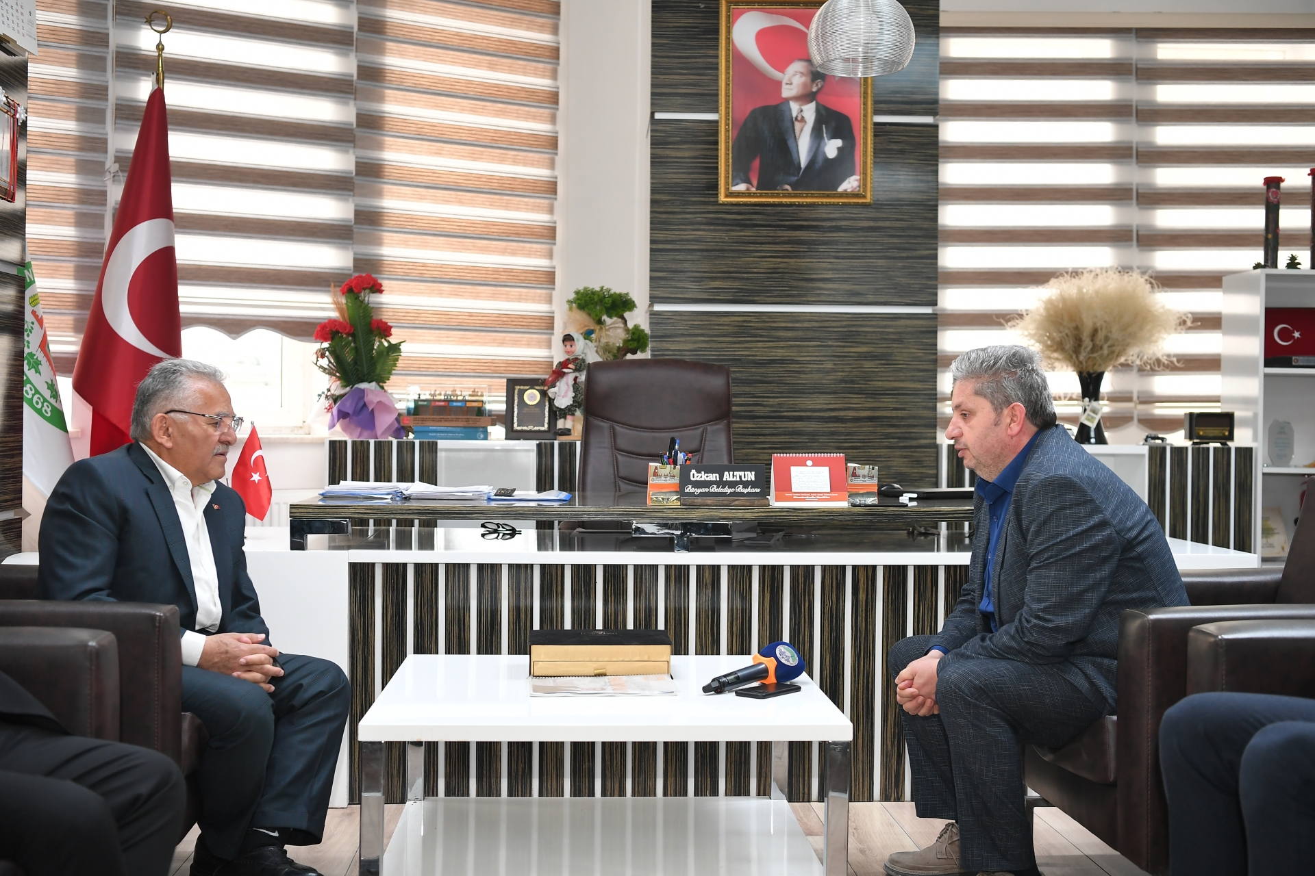 Büyükkılıç, Bünyan'da Hem İstişare Toplantısı Yaptı Hem de Depremzedeleri Ziyaret Etti