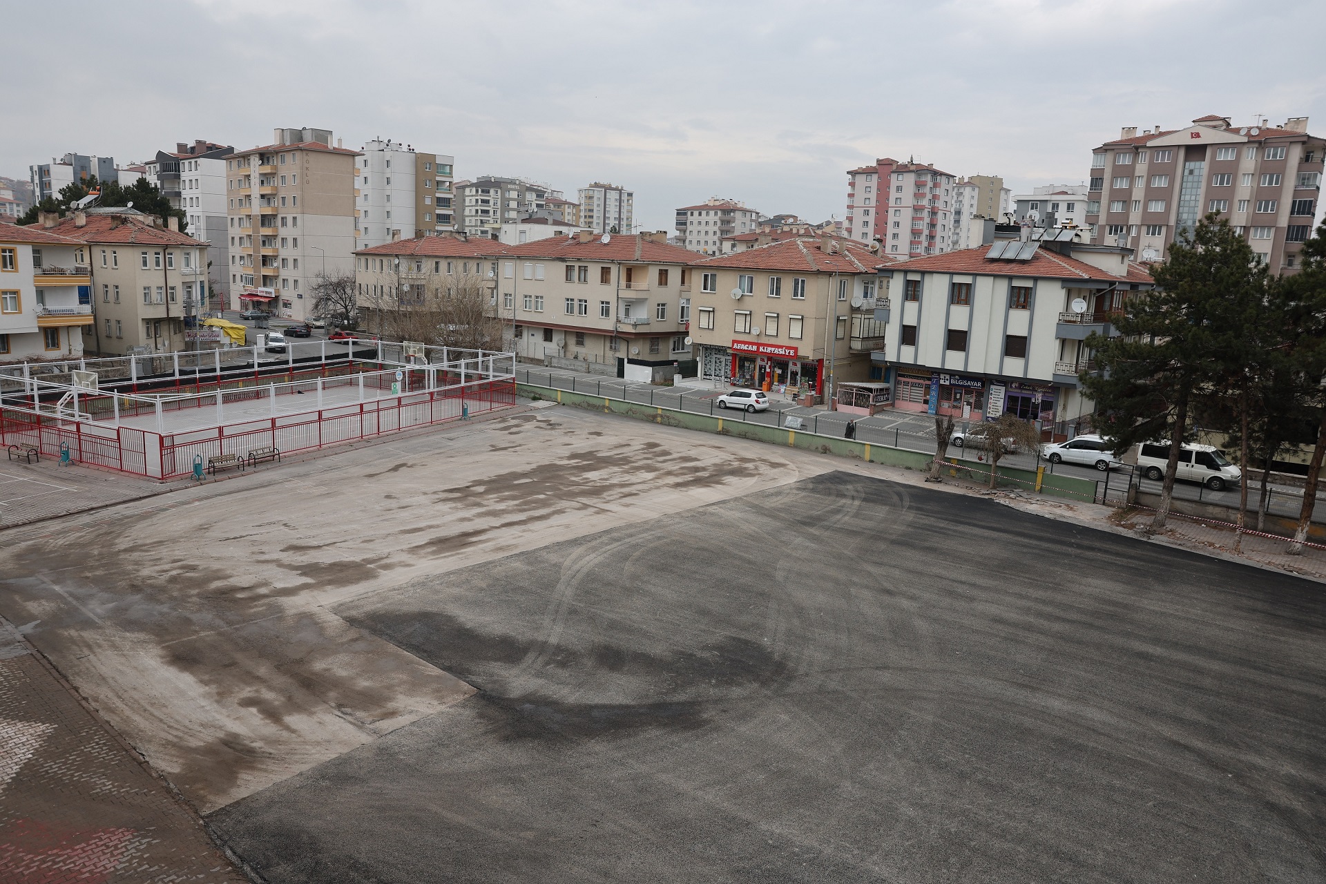 Büyükşehir, Yıkımını Tamamladığı Okulun Bahçesine Asfalt Döktü