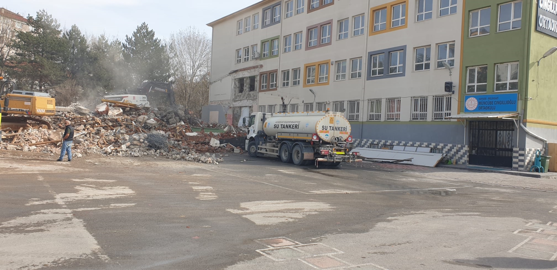 Depremde Hasar Alan Okul, Büyükşehir Tarafından Yıkılıyor