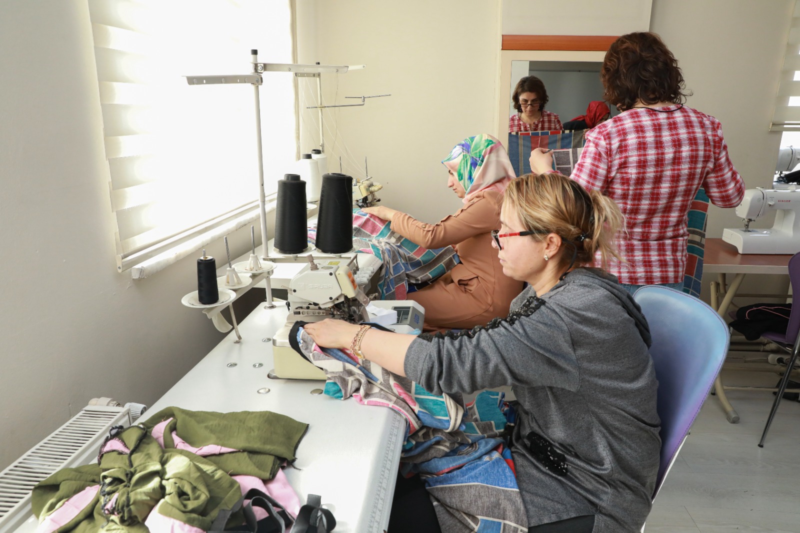 KAYMEK, Depremzedelere Çocuk ve Yetişkin Kıyafetleri Dikiyor
