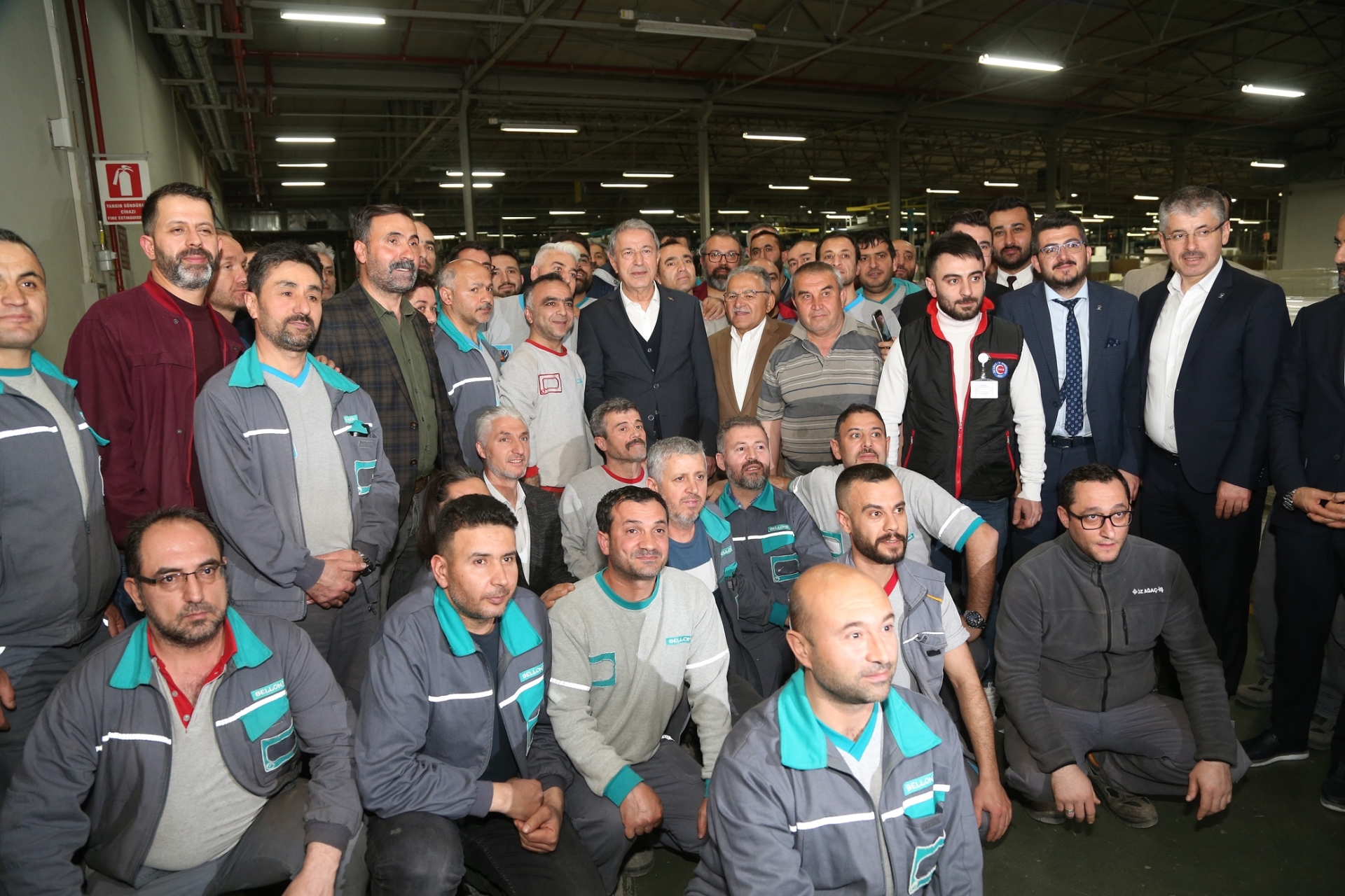 Bakan Akar ve Başkan Büyükkılıç, Sahuru Mobilya İşçileriyle Yaptılar