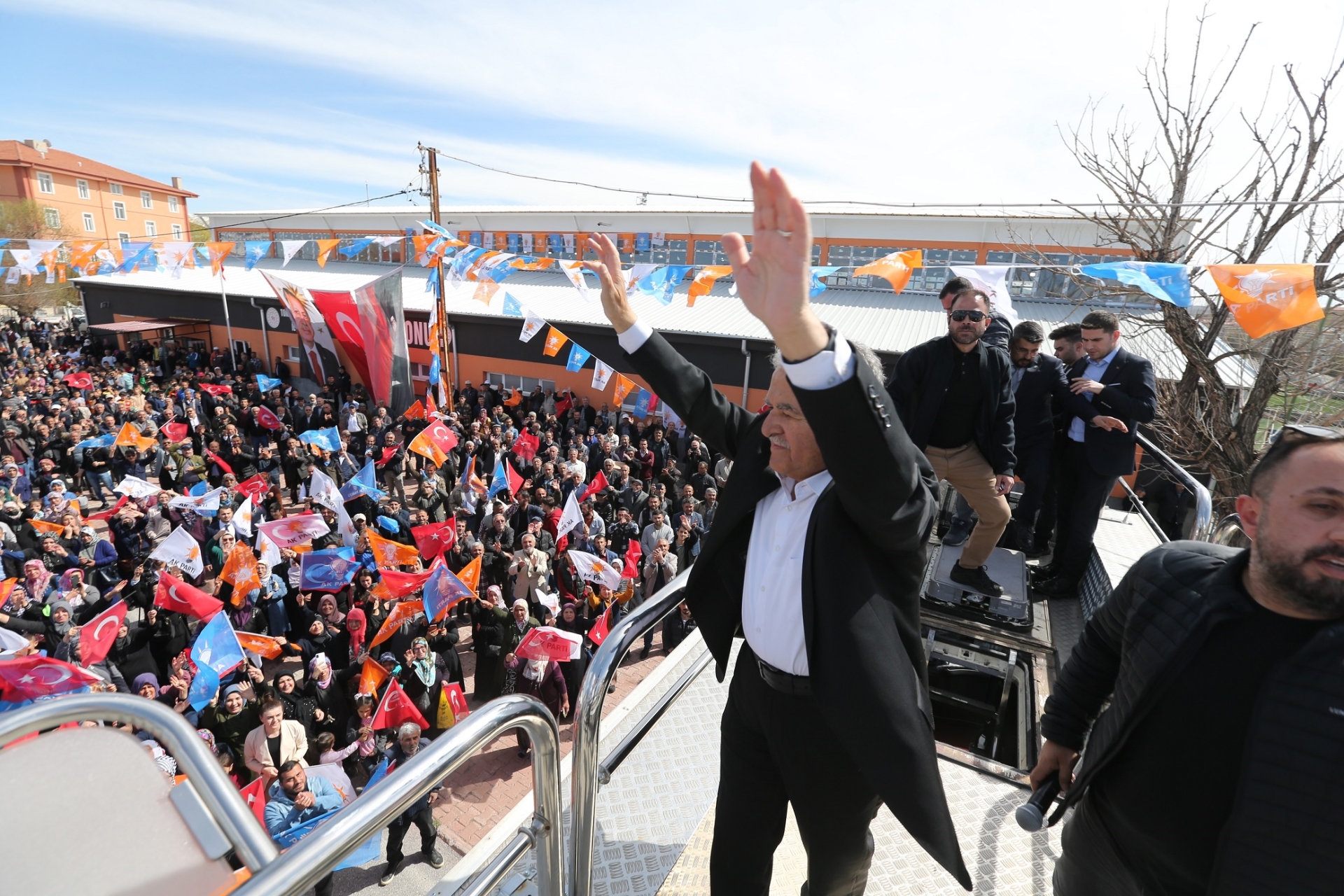 Bakan Akar ve Başkan Büyükkılıç’ın Tomarza ve Bünyan Ziyaretleri Mini Mitinge Dönüştü